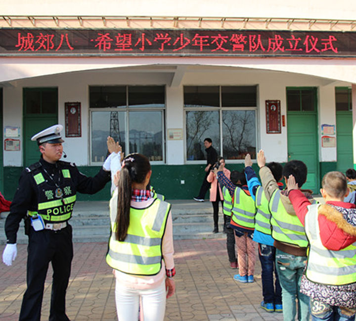 Hangzhou police issuing reflective vest