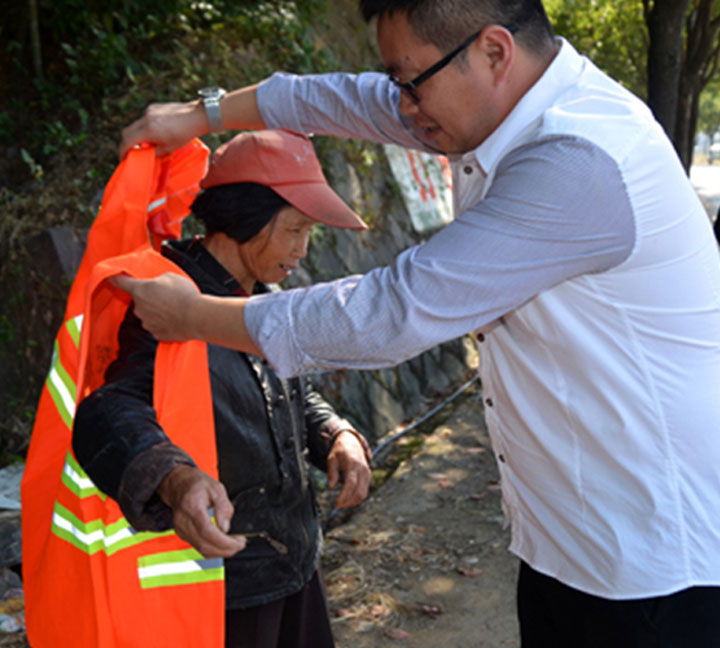 30000pcs reflective vests are given to sanitation workers