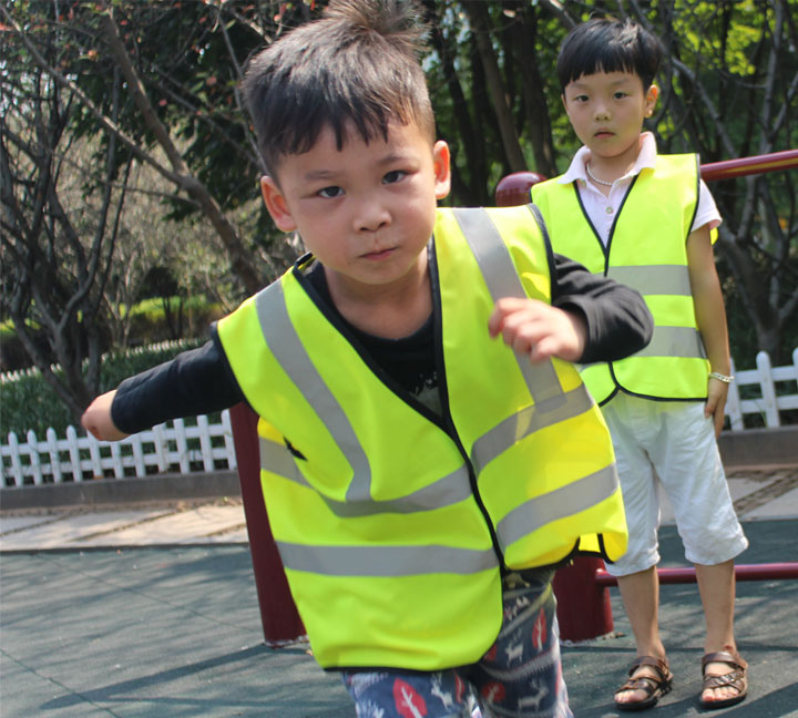 Reflective vest make students safer