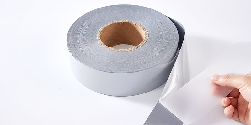 Rotolo di nastro retroriflettente termoadesivo e applicazione per termotrasferimento