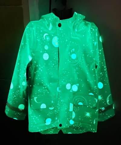 Vêtements pour enfants qui brillent dans le noir avec motif imprimé