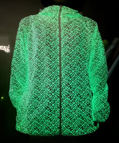 Vêtements qui brillent dans le noir avec motif imprimé