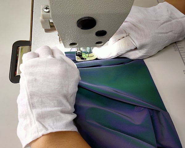 use guantes para tocar la tela reflectante