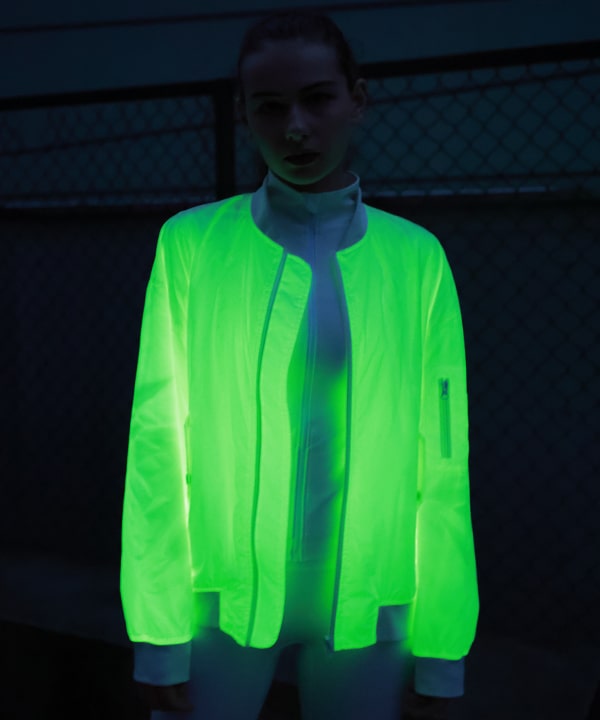 Odzież ze świecącej tkaniny