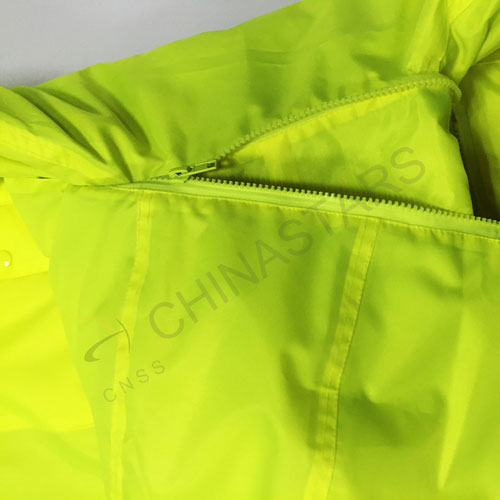 Hi-vis jacket with multiple pockets