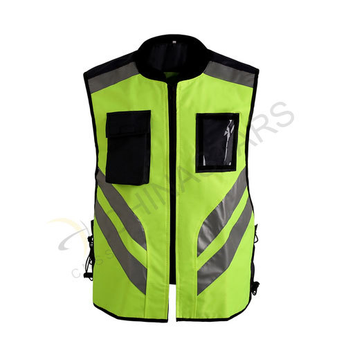 Reflective sportswear with multifunctional pockets