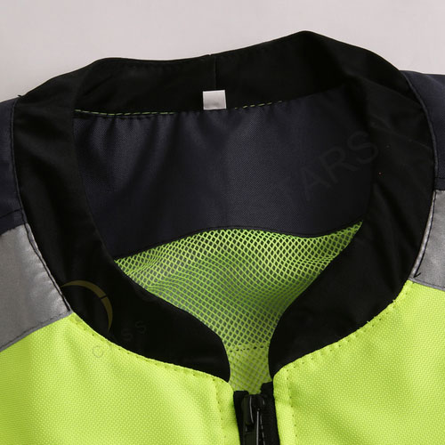 Reflective sportswear with multifunctional pockets