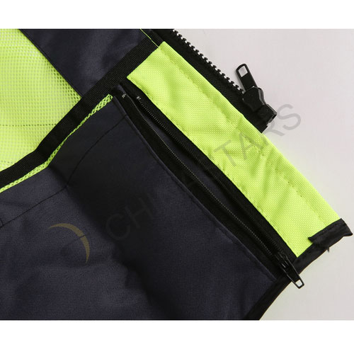 Reflective sportswear with multifunctional pockets