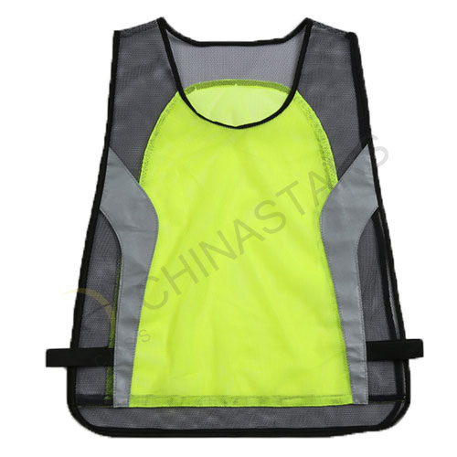 Ropa deportiva de malla reflectante para motociclista.