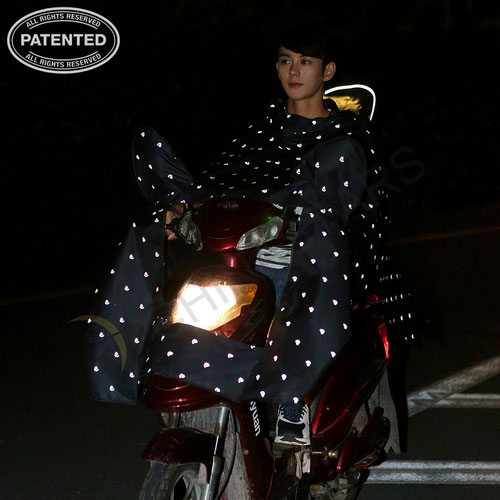 Светоотражающий плащ для мотоцикла.