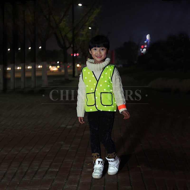 Chaleco de seguridad para niños con patrón de puntos reflectantes.