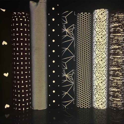 Kain reflektif dengan pola silang untuk pakaian luar ruangan