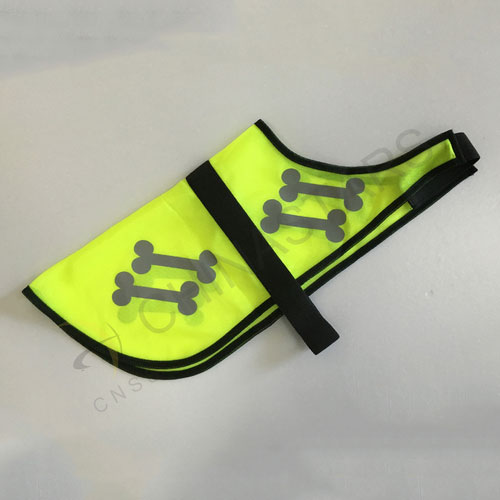 Chaleco de seguridad para perros con patrón de huesos reflectantes.