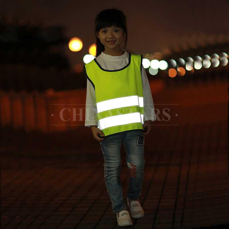 Chaleco de seguridad infantil amarillo fluorescente con cinta reflectante.