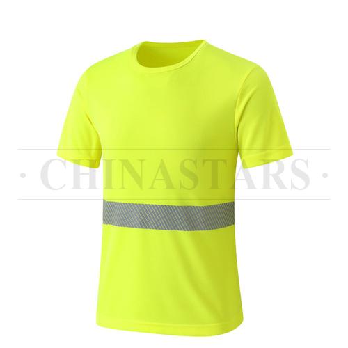 Camiseta de seguridad amarilla con rayas reflectantes.