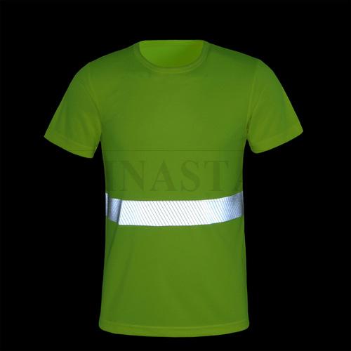 Camiseta de seguridad amarilla con rayas reflectantes.