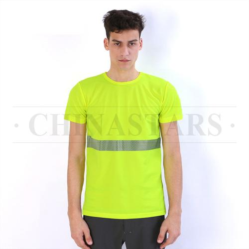 Camiseta de seguridad amarilla con rayas reflectantes.