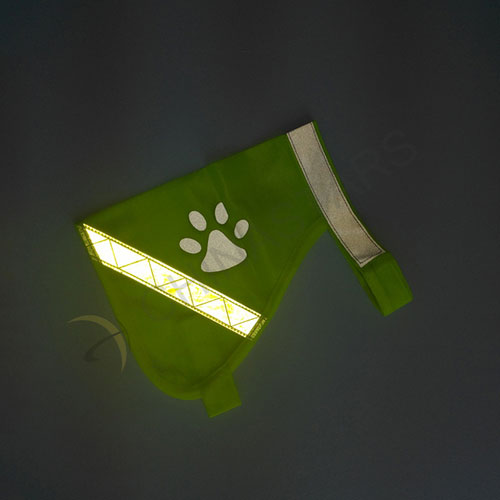 Chaleco de seguridad para mascotas con estampado de patas y cinta reflectante.