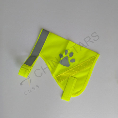 Chaleco de seguridad para mascotas con estampado de patas y cinta reflectante.