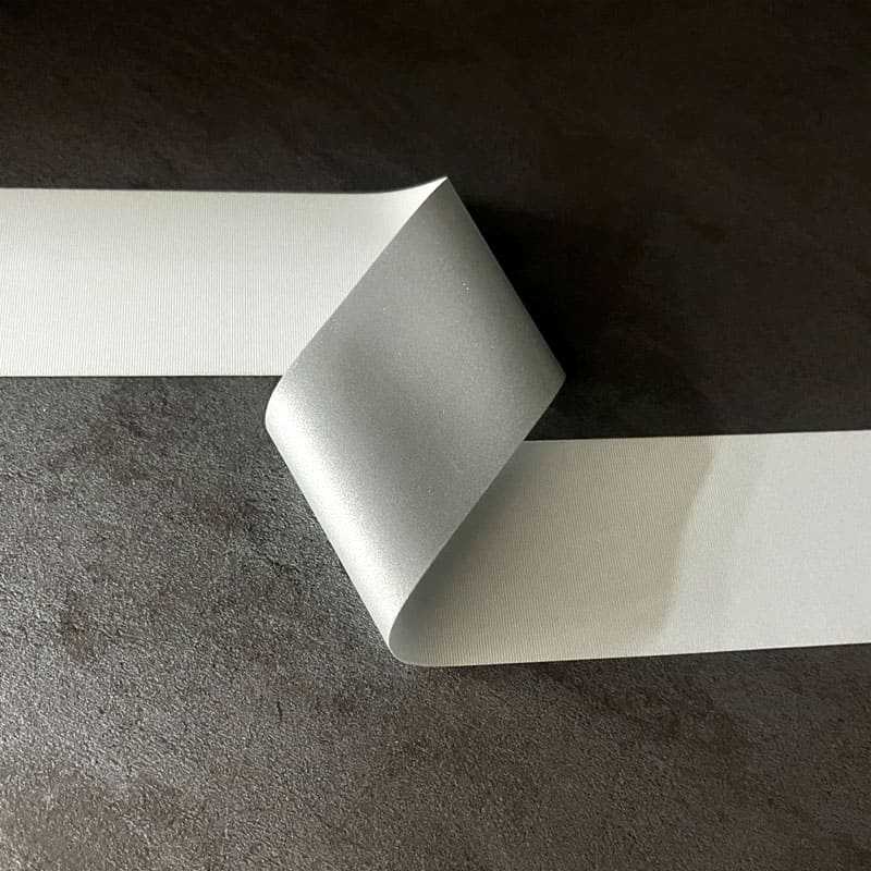 srebrna, jednostronna taśma odblaskowa ze spandexu