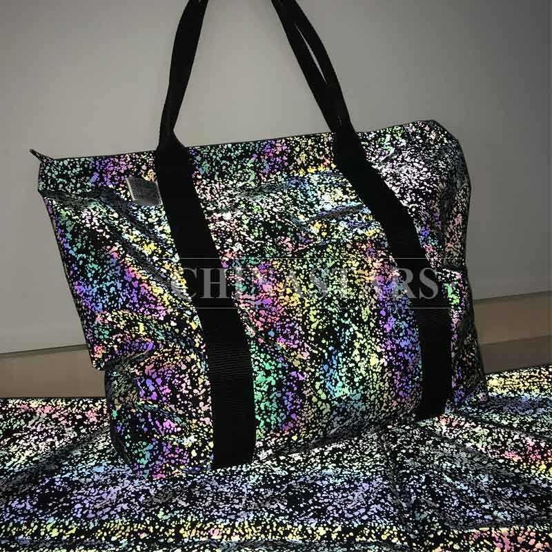 Bolso tote reflectante con estampado de arcoíris y asas