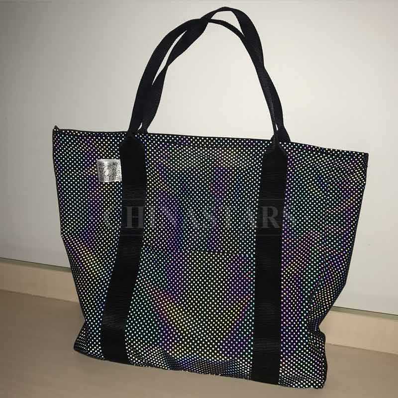 Bolsa tote com estampa refletiva iridescente e padrão de bolinhas