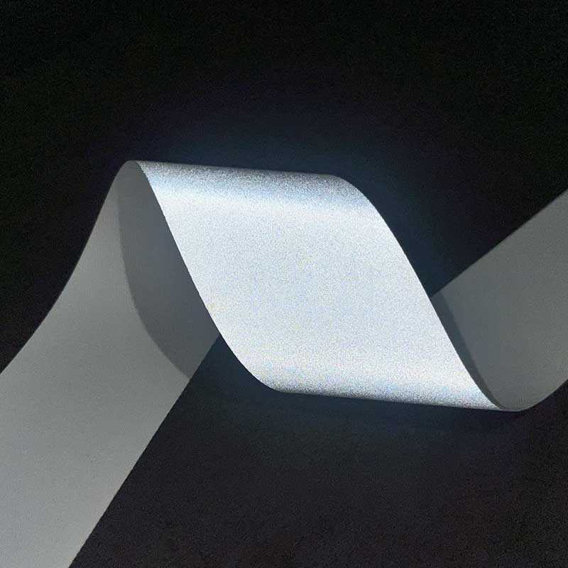 Flammhemmendes, reflektierendes Klebeband in Industriewäsche in Silber