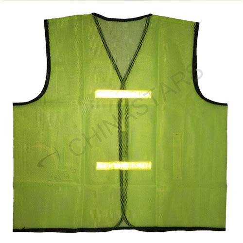Non-rated safety vest with prismatic tape
