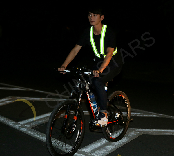 Reflective vest enhances conspicuity of bicyclists