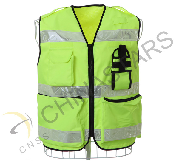 Guiyang community service patrol member put on safety vest 