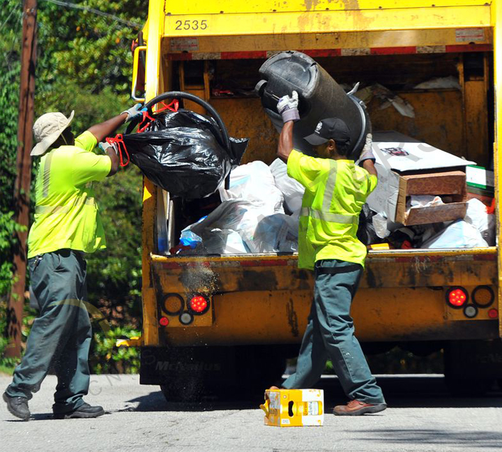 Use reflective clothing to protect sanitation worker