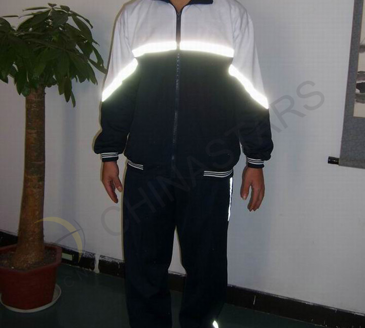 Reflective school uniform keep student safe