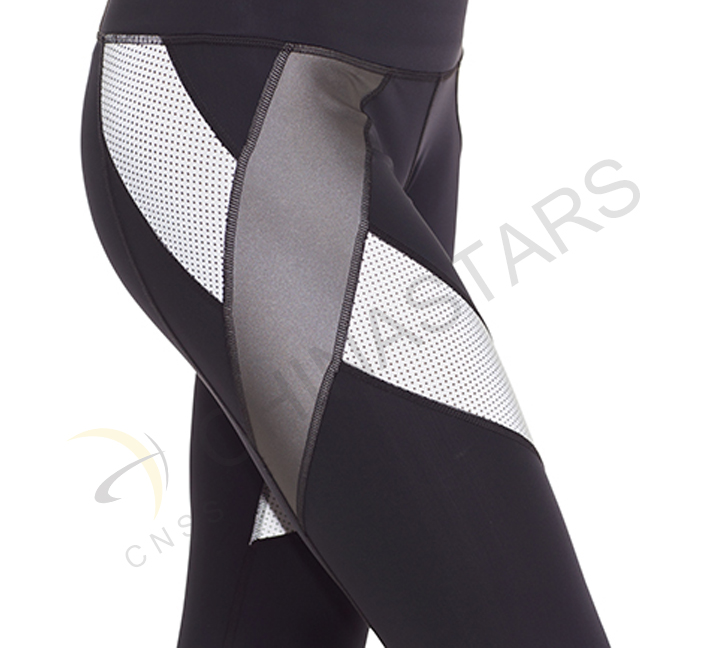 Athletewear with reflective element 