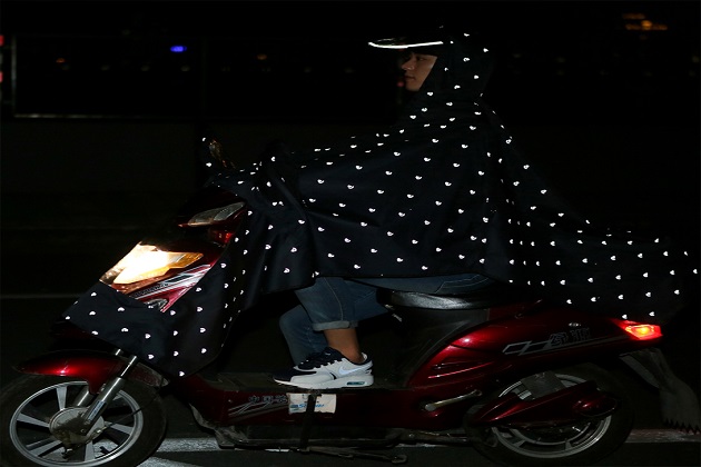 Reflective raincoat will make you more safety in the rainy day
