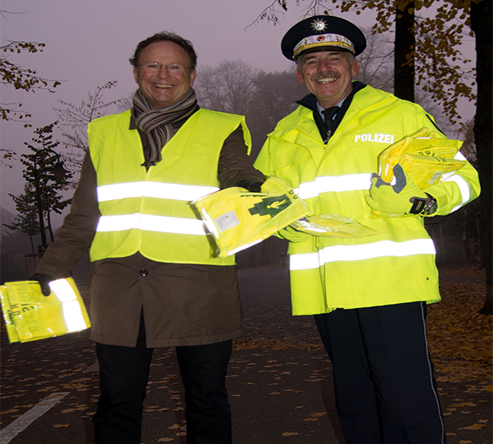 Reflective safety clothing