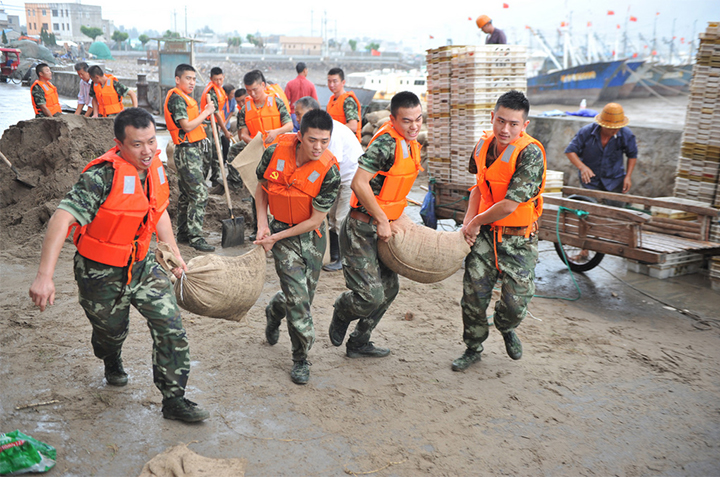 Police wear safety vest fight the typhoon together