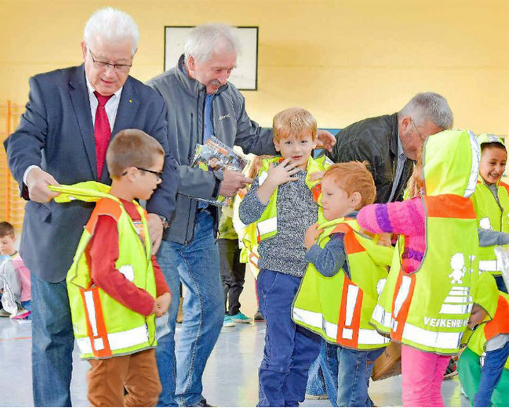 Special reflective vest for elementary school students