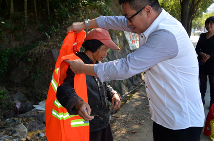 Reflective clothing ensure the safety of sanitation workers