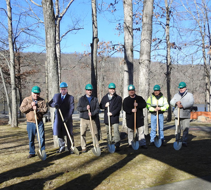 Criticized: no safety vest when work on road