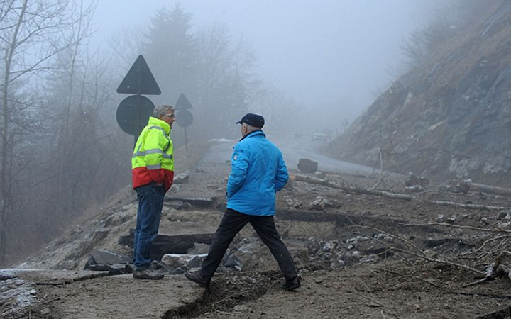 Police in safety vest find the 3 travelers trapped in the mountains