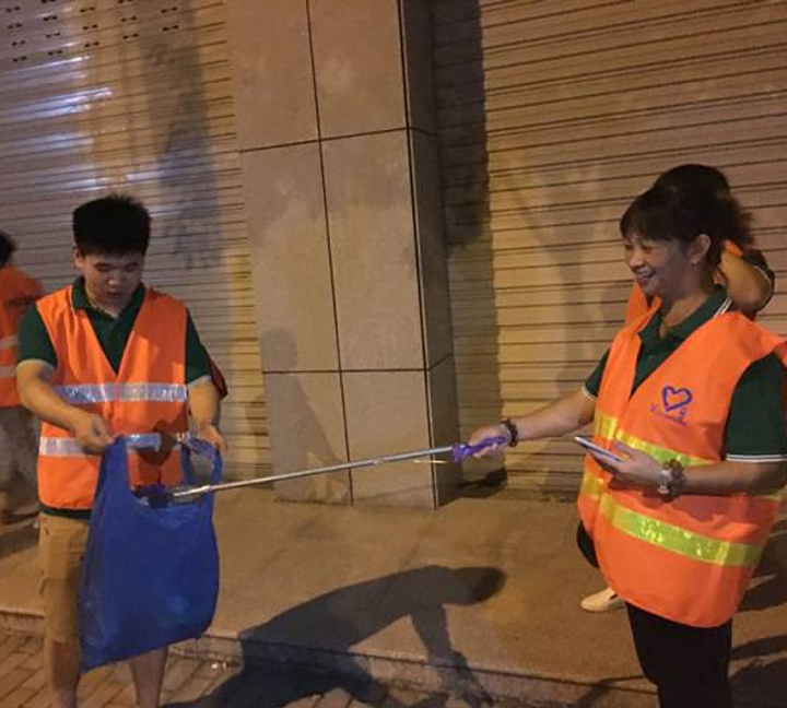 Volunteer wear safety vest become a dustman