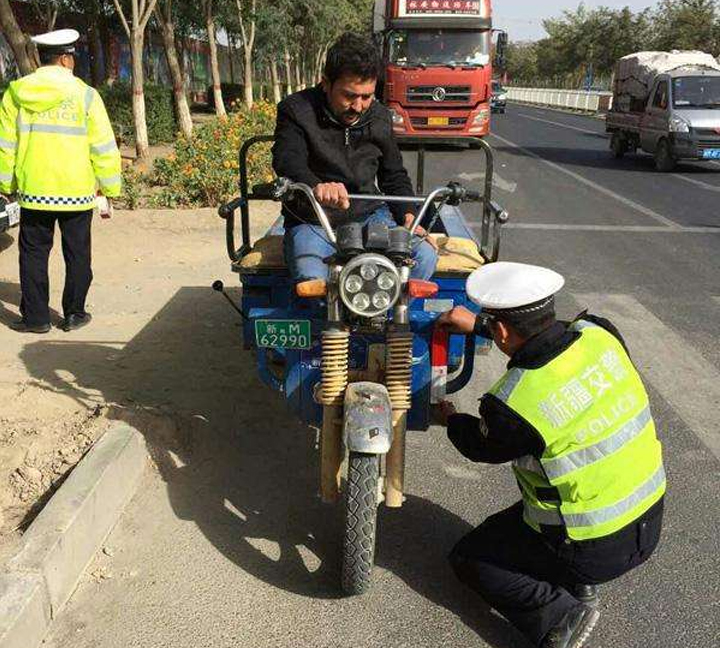 Police paste reflective tape for agricultural vehicles