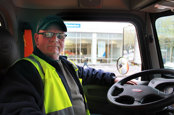 Bus drivers must wear reflective vest