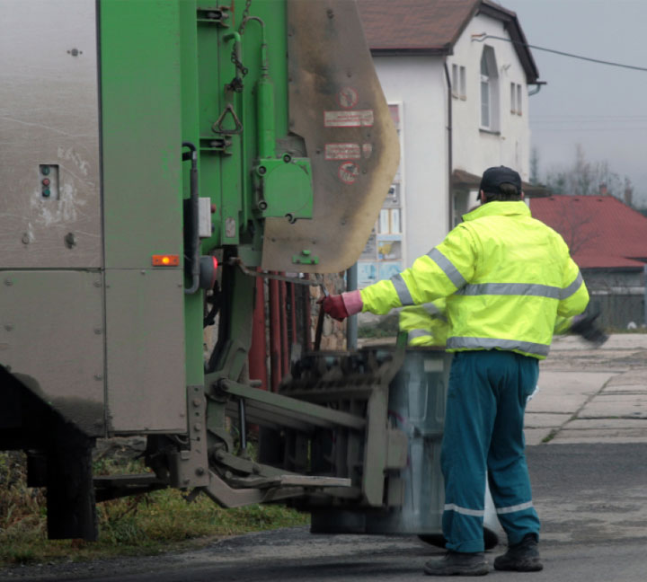 Reflective vest protect sanitation workers from danger