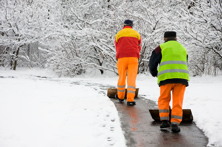 Choosing the Right Winter Safety Coat for Outdoor Work