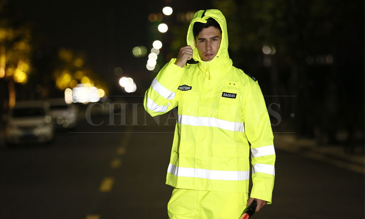 The difference between the reflective raincoat and ordinary raincoat