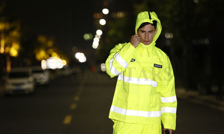 The advantages of reflective raincoats