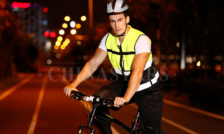 With reflectors safe through the dark season