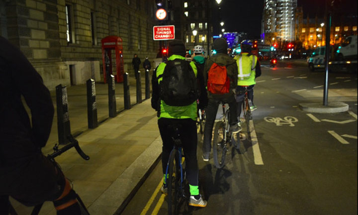 Does a cyclist have the right to go on a red light