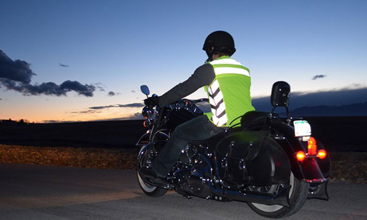 The return of the mandatory yellow vest on a motorcycle